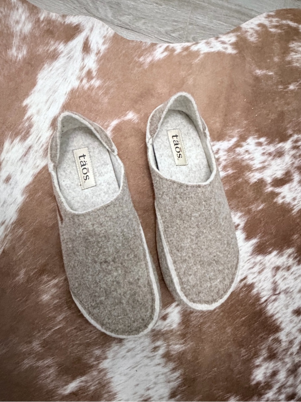 Taos Footwear Women's Taupe Felt Slip-On Slippers